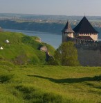 Хотинська фортеця займає величезну територію і залишки кріпосних стін знаходяться на відстані більше кілометра.