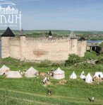З наметового містечка видно і фортецю и місце проведення боїв.