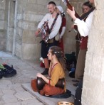 Гра на середньовічних музичних інструментах - непоганий спосіб для реконструкторів підзаробити під час фестивалю.