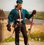 Учасник фестивалю "Середньовічний Хотин" у європейському костюмі